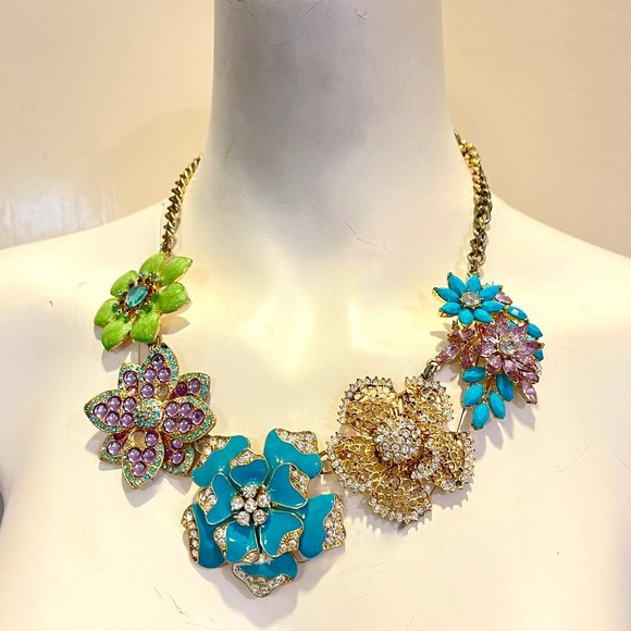 Jewelry - Stunning Enemel crystals large flowers necklace